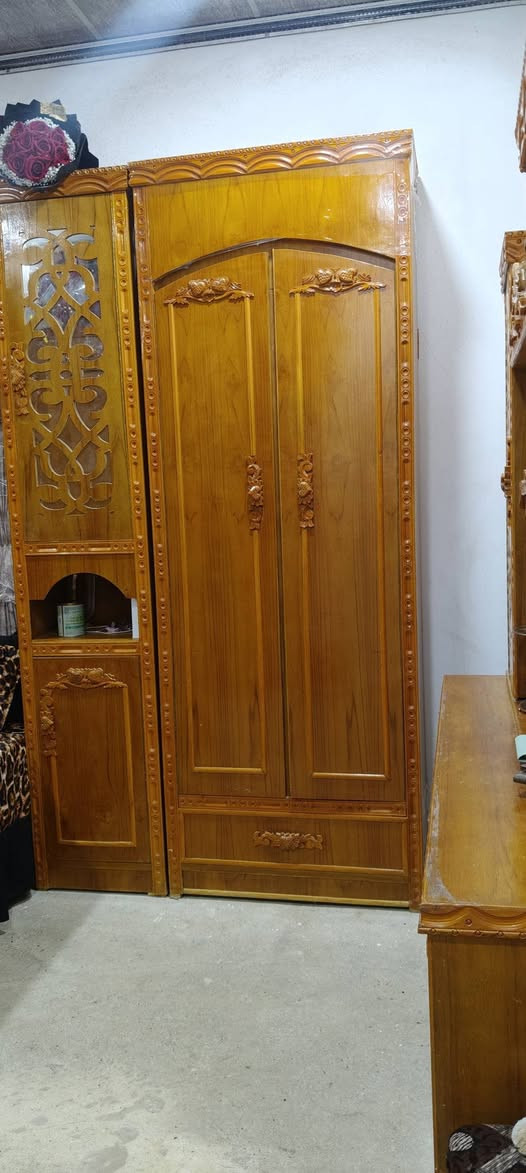السلام وعليكم غرفه خشب للبيع جديده سعر مليون وبيها مجال بصيط عنون موصل حي التنك رقم الهاتف ***********

