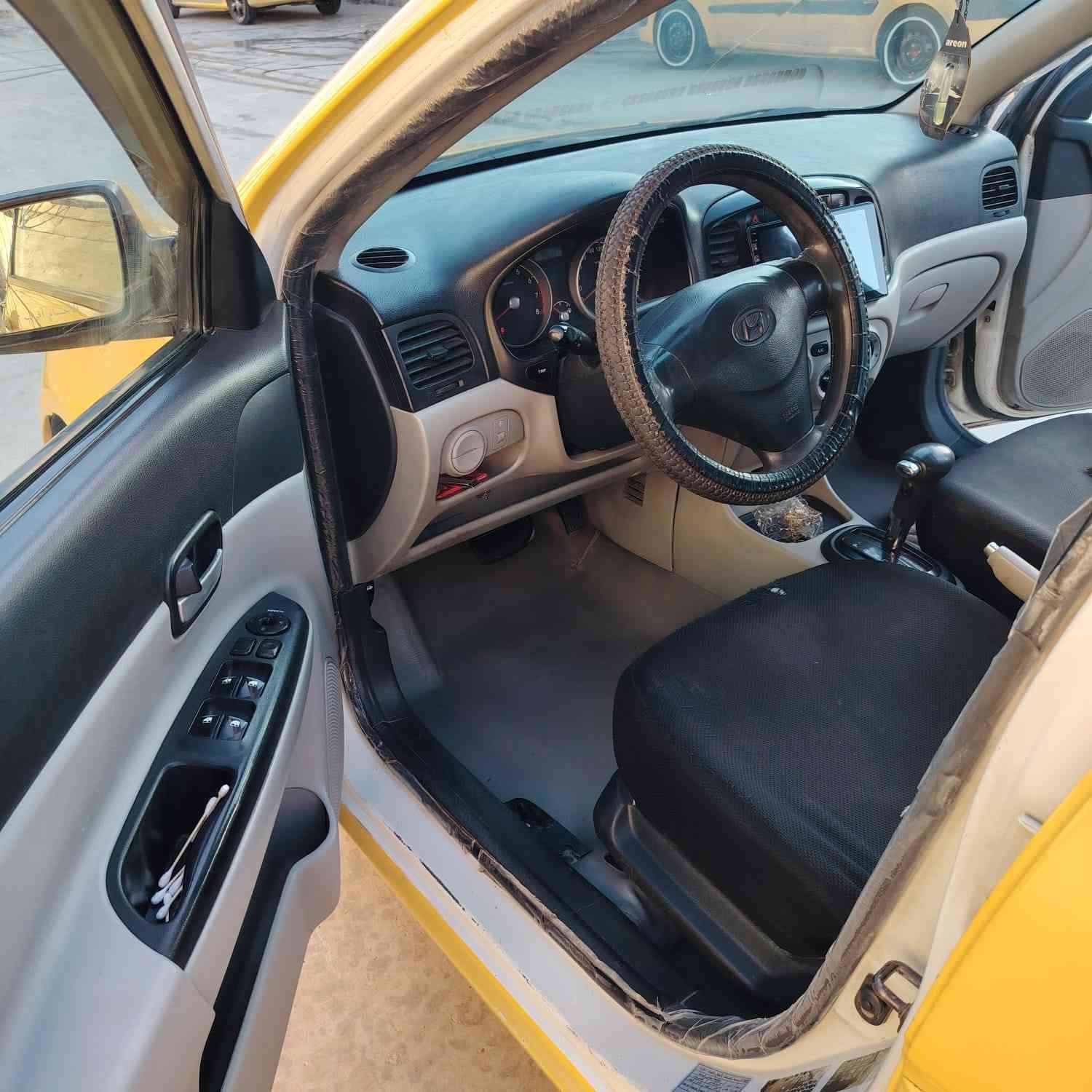 السلام عليكم اكسنت كندي موديل 2009ضرر جاملغ اليمين لغد فقط باب الوره بي معجون  والباقي تلكيطات مال تكسي هيئة وغرامات صفر طخم تاير ويلكب جديد كير شرط محرك بي بخار كابون بانزين بيها السيارة بااسمي شرط التحويل السعر 85 بيها مجال شي قليل للتواصل اتصل على الرقم ***********
