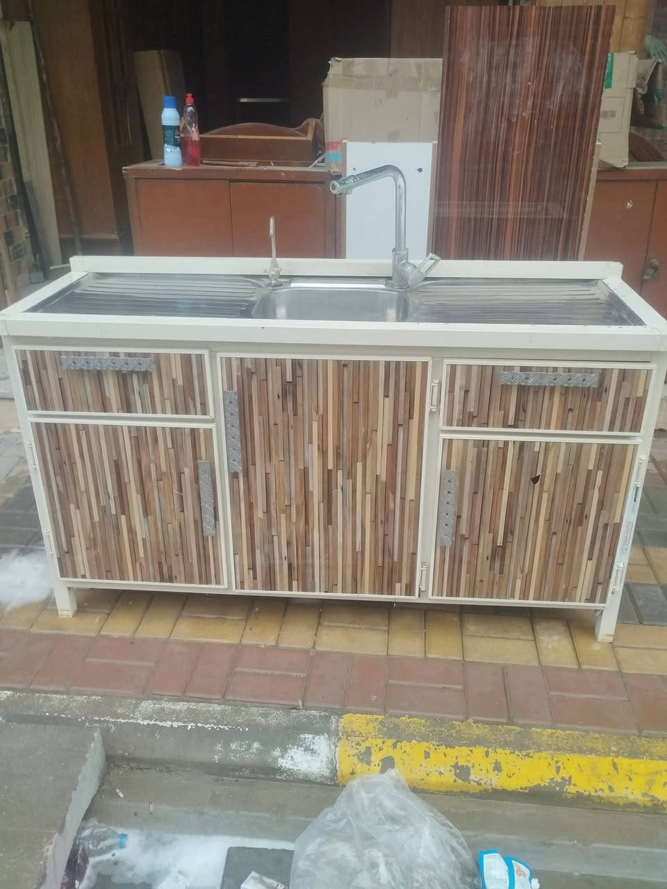 توفر سنك تسكام نضيف جدا  قياس متر ونص 
بي خلاط ماء جديد 
ومتوفر كناتير 4 ابواب 
كناتير 3 ابواب
كناتير 6 ابواب  
وغرف نوم 
ونعمل لتصليح وفتح وشد كافة الغرف العراقيه والتركيه 
بسعار مناسبه جدا 
اهلا وسهلا بكم 
العنوان واسط نعمانيه شارع 13 مقابل بيت الحاج خيون 
للاستفسار مراسلة الصفحه او الاتصال 
*********** واتساب 
***********
***********
