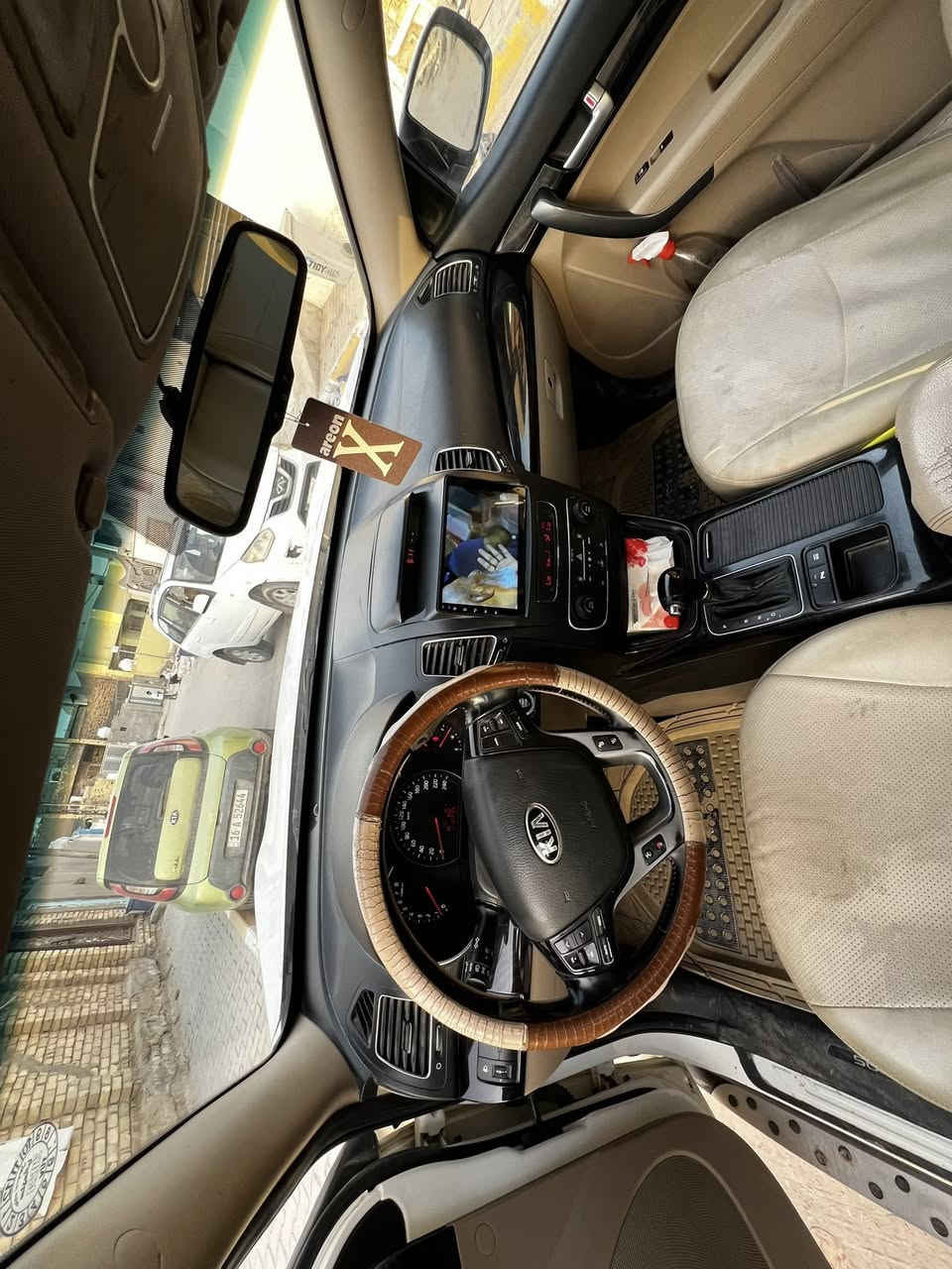 السلام عليكم سيارة سورنتو موديل 2015 نص فول رقم سليمانية باسمي مكفولة محرك 2400 مفتوح العنوان الديوانية السعر 175 ومجال بسيط 
الاستفسار الاتصال ***********
