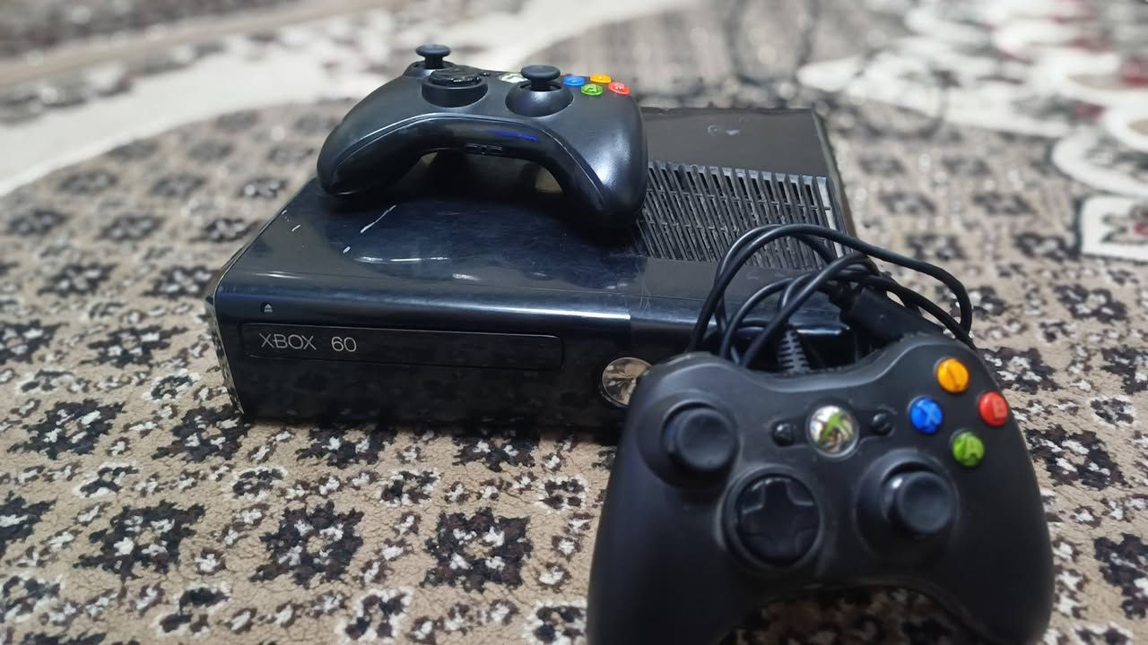 للبيع اكس بوكس 360 جديد ويا كارتونة الأصلي ويدات ثنين وبي 166 لعبة قويات وحت مكان قرصة شغال سعره 120 للأتصال ***********
