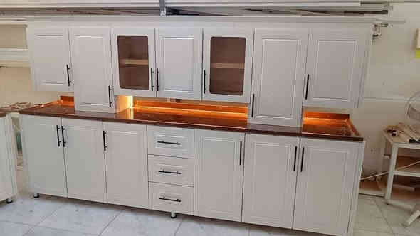 للبيع كاونتر جديد تفصال شغل درجه ولى خشب تركي أصلي اج دي اف وبيه ضمان خمس سنوات قياس  3متر مع سنك متر ونص مرمر هديه ضاءه سعره 800 بس للحجز والستفسار واتساب ***********
