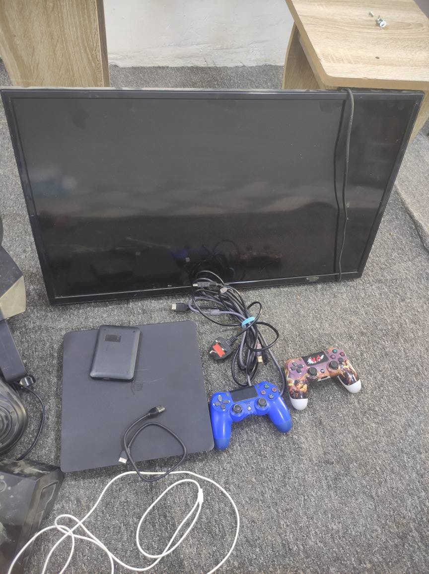 سلام عليكم بلي 4 سلم 1 تيرا + يحتوي عل هارد 500 ويا هواي العاب بي اكثر من 20 لعبه   مهكر وكامل نظام 9. جهاز  نضيف شرط لفحص ويا 2 يدات  ويا يجي درسون كير نضيف وشغال  .مكان ديوانيه تقيه للاستفسار *********** ديوانية, القادسية
