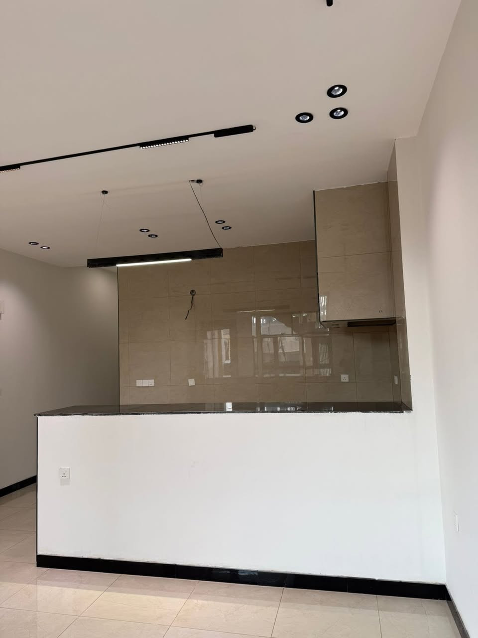 ✨ عرض جديد ومميز للإيجار في المنصور ✨
📍 المنصور – شارع 14 رمضان / شارع مصرف الطيف
فرصة رائعة لأصحاب العيادات الطبية والمكاتب والشركات.
🏢 بناية جديدة للإيجار
متوفر الطابق الأول والثاني والثالث

🔹 يتكون كل طابق من:
 • غرفتين
 • صالة مفتوحة على المطبخ
 • حمام
✔️ مناسب للسكن
✔️ مناسب للعيادات الطبية
✔️ مناسب لمكاتب المحاماة والشركات

📞 للاستفسار والحجز:
***********☎️ 

#المنصور #بغداد #شارع14رمضان #عيادات_طبية #مكاتب_للإيجار #عقار #عقارات_بغداد #فرص_استثمار #مكاتب_شركات #محامين #اطباء #سكن_بغداد
