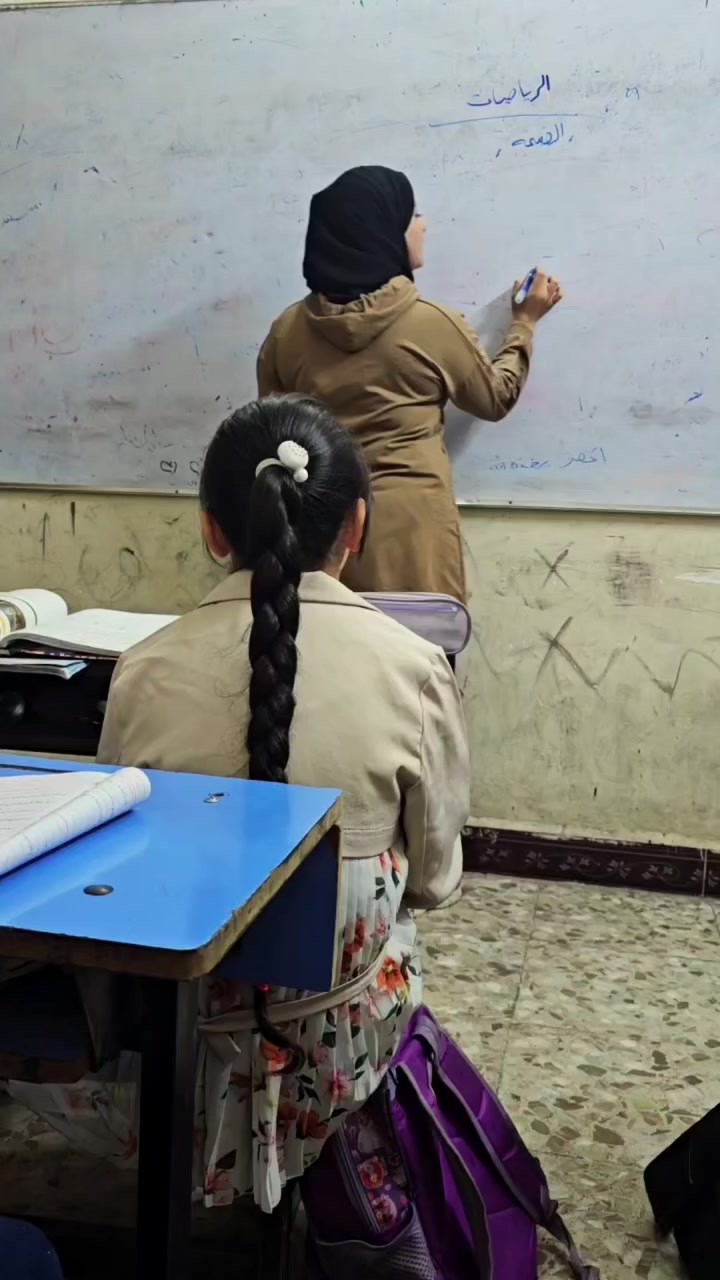 🎥 يوميات الرابع الابتدائي – ويه الست زهراء 📚
اليوم الصف كان مليان حركة جميلة… طلاب الرابع مركزين ويه دفاترهم، والست زهراء تشرح بهدوء وترتيب يخلي المعلومة توصل بسهولة 🤍
كل سؤال ينطرح، وكل إجابة تنقال بثقة، تبين شكد الجو الدراسي مريح ومحفّز ✨
أجواء تعليمية حلوة تبني أساس قوي من هسه 🌟
📍 معهد جلنار الأهلي – الكريعات / القصور
📞 *********** – ***********
🚌 خط نقل خاص: ***********
