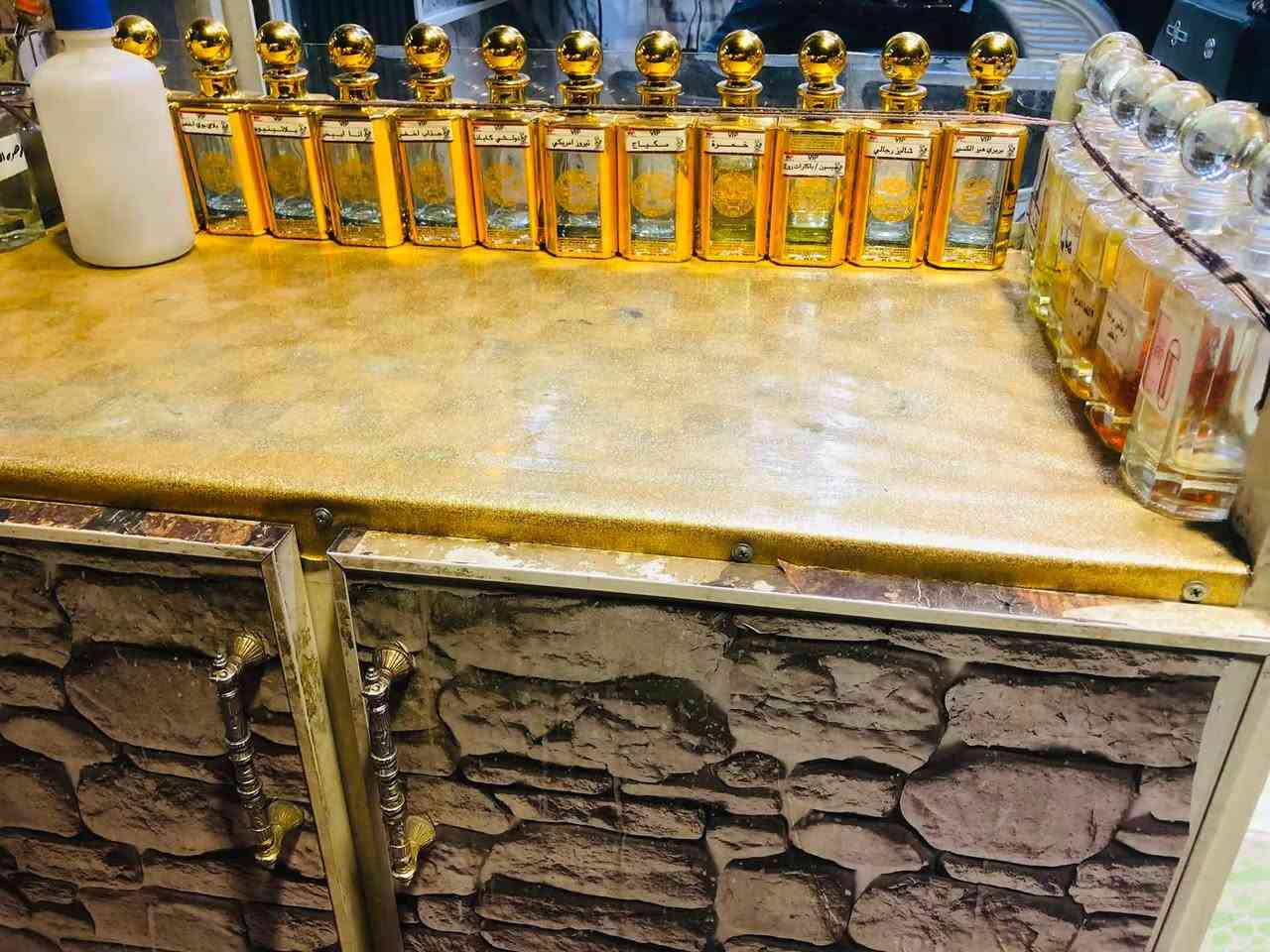 السلام عليكم
ميز عطور للبيع جاهز من الشيش وادوات العطور +يوجد شيش اضافيه 
للتواصل ***********
