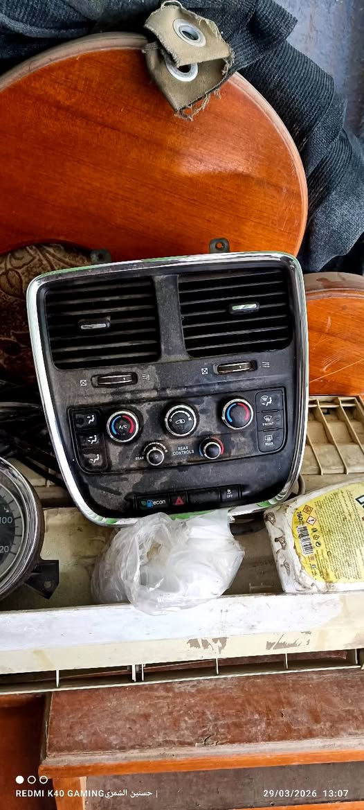 السلام عليكم زوج ماصدات تفصيخ اصلي  مع غرفه دوج مخمل ومدوشمه موديل 18 وبعض المواد مال دوج 18 للبيع حدثت السياره وزادن عندي اليحتاجهم يتصل *********** زوج الماصدات 125 الغرفه كامله 350
