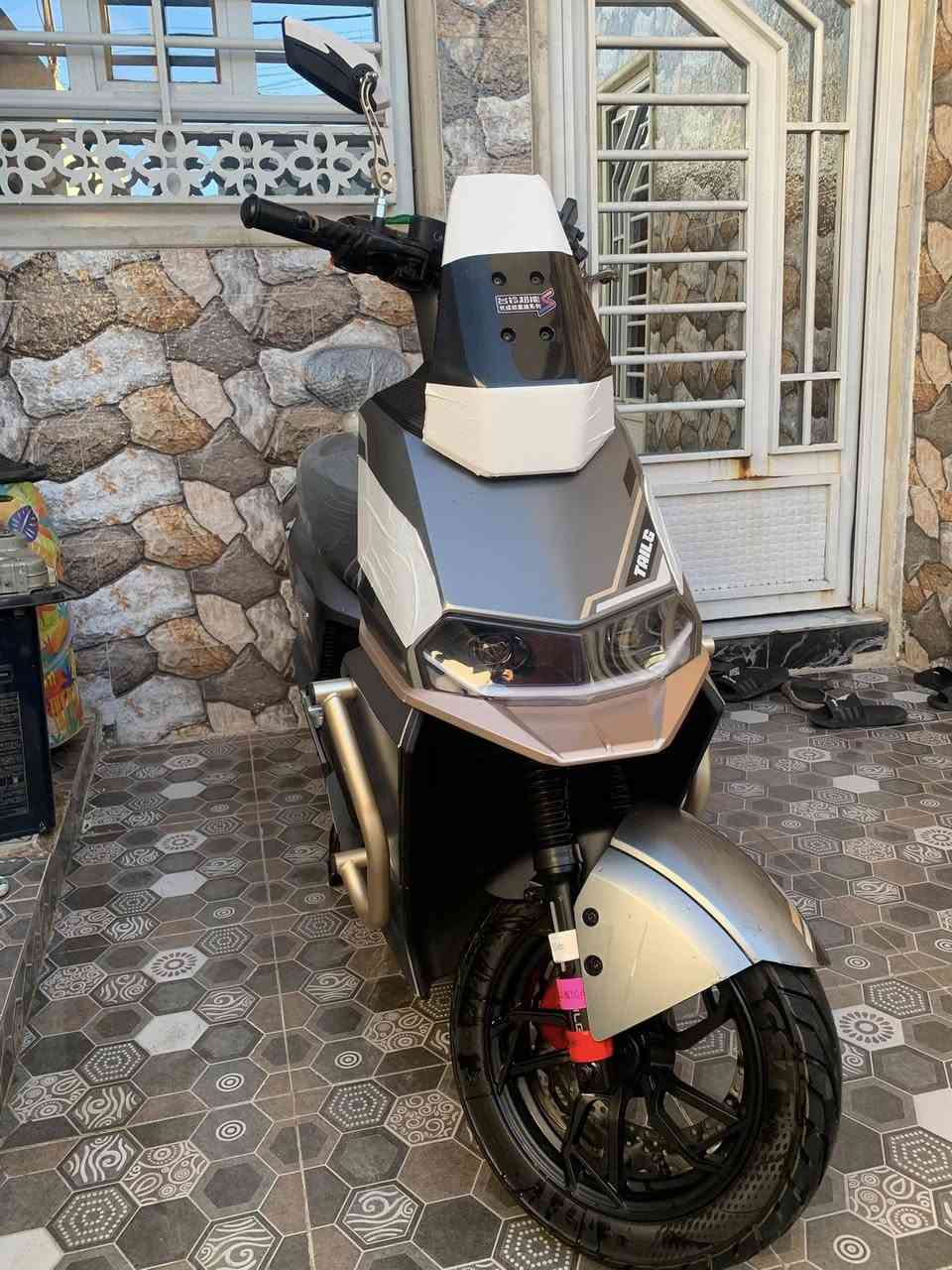 ألسلام عليكم
TAILGسبورت⭐️
للبيع
أخو الزيرو مامستعمل جثير
ونضافتو كدام عينك 
بطارياتو جدد كلشي 
مابيهم شرط نروح نفحصهم
عند اي مصلح يعجبك 
مواصفات
6بطاريات مسطره كرافين
يمشيك 70الى 80كيلو
ملف 2000Wحقيقي
حيل سريع
سرعته80حقيقي ⚡️ 
شاحنته الاصليه
تدعم شحن سريع
السعر975وبي مجال بسيط للطيبين 🌹
مكاني الأيسر
رقم تلفون ***********
