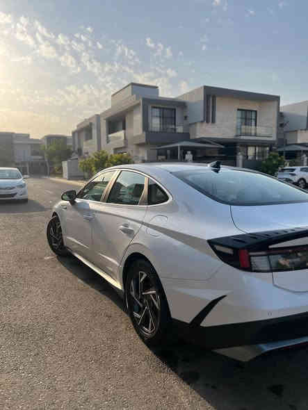 السلام عليكم 
هيونداي سوناتا 24 خليجي للبيع 
رقم بغداد انكليزي ب اسمي 
مكفوله من صبغ ولبارد ولتبديل 
فقط بيها رصعتين مال حصوات 
ماشيه 100الف قابله للزياده 
كامله مناقصها اي شي 
 مكينه كير حداديه كهربائيات كله سليم 
100% 
تخم تاير جديد جواها 
مواصفات عاديه 
محرك 2500 
كير 8 نمر 
حساس ضغط اطارات 
حساسات اماميه خلفيه 
بك لايت لد 
لد نهاري امامي 
فول تحكم ستيرن 
شاشه متصله تدعم ابل كار بلي واندرويد اوتو 
عدادات دجتل 
مري شفط 
بلوتوث 
مداخل تايبسي 
معروفه مواصفاتها 
مكاني بغداد الكرخ 
عارضها 215 وبيها مجال
للستفسار 
***********
