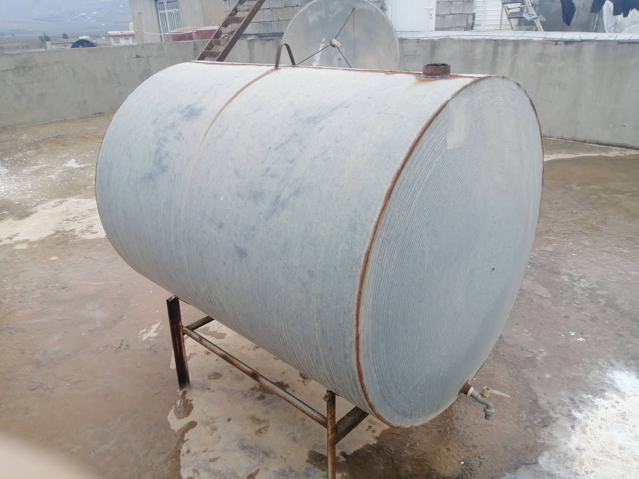 سلاو ئەم بەرمیلە دەفرۆشم بێ حەیبە و دوو جار نەوتی تێکراوە شوێنی پێنج بەرمیل نەوت دەگرێ .

ئەوەی ویستی 
***********
***********
