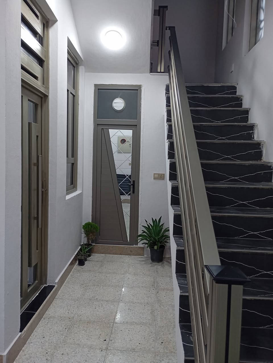 � دار للبيع في كربلاء المقدسة – منطقة البوبيات (مجمع الزهراء السكني) عمود 44

✨ المواصفات العامة:
دار بمساحة 100 متر، بناء حديث درجة أولى من حيث المواد والعمل.
يتكون من طابقين ونصف مع درج خارجي معزول للطابقين الثاني والثالث من نفس الكراج.
يقع في مجمع خدمات متكاملة (ماء – مجاري – كهرباء – تبليط شارع عرض 10 متر ـ خط مولد ذهبي)،
ويبعد حوالي 1.5 كم فقط عن الإمام الحسين عليه السلام، مما يجعله مناسباً للسكن أو للزوار.

🏡 تفاصيل الدار:
 • 3 غرف نوم واسعة.
 • 3 حمامات.
 • 2 مطبخ.
 • 2 صالة.
 • استقبال (ديوانية).
 • كراج واسع.
 • غرفة إضافية في الطابق الثالث.
جنس العقار:
طابو زراعي، سند 25، إقرار محكمة من صاحب الأرض مباشراً.

🎁 المميزات الإضافية:
الدار مفروشة بالكامل وتشمل:
 • أثاث ديوان تفصال عدد ٢.
 • كاونتر مطبخ حديث (HDF)
 الأثاث هدية مع الدار.
📞 للتواصل والاستفسار عن السعر:
📱 واتساب أو اتصال مباشر مع صاحب الدار على الرقم: ***********
