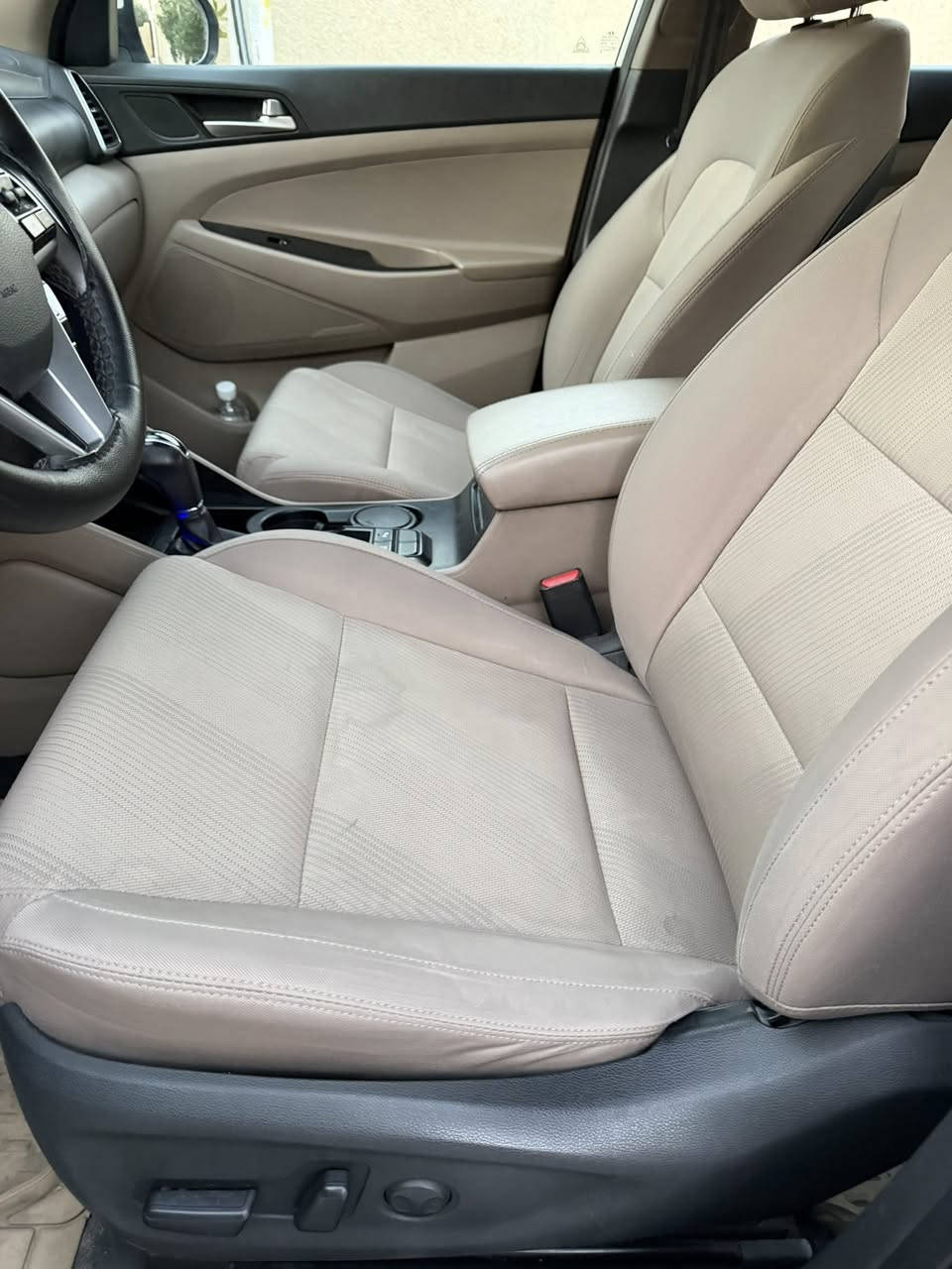 توسان خليجي شركه الكاصد  موديل 2020 رقم بغداد مكفوله من الضربه والصبغ عدا بارد شويه بجاملغ امامي  ورصعه صغيره محرك 2000 دوش بصمه كراسي اثنين كهرباء شاشه كامره حساس امامي خلفي مري شفط لايت زنون 5 عدسات 5 ويل كب بصمات عدد 2 كير محرك صدر تايرات جاهزه مكاني بغداد الاطباء 
السعر 183

***********
