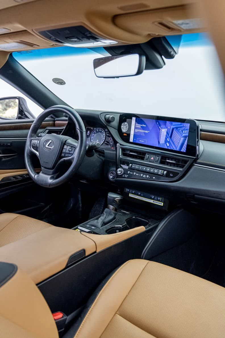 للون مميز و مواصفات فول 💣🔥
LEXUS ES300 2024
ليكزس اي اس ٣٠٠ هايبرد

مواصفات Luxury يعني مواصفات ملكية 
(مقاعد تدفئة و تبريد-خزن ميمور-فتحة سقف-شاحن لاسلكي-شاشة كبيرة-داتاشو-رادار امامي و جانبي)

مكينة ٤سلندر+هايبرد حجم ٢.٠لتر
ماشية 24,000 ميل و بحالة جداً ممتازة 

السيارة بيها فقط باب الجنطة صبغ بدون دواخل و ايرباك رقم شاصي ((58ADA1C16RU044152))

سعر السيارة فقط 28,500$ دفترين و خمسة و ثمانين ورقة و بيها مجال بسيط
السيارة رقم كاتي و موجودة ب دهوك ل اي استفسار اتصل علي الرقم 
((***********))
