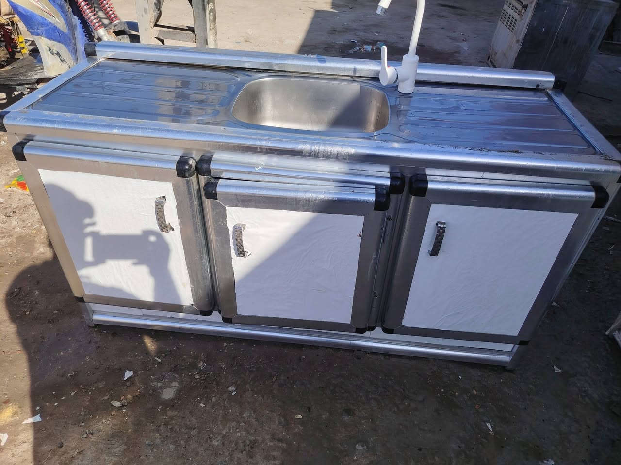 كونترات لبيع كلمن وسعره مكان حله ورديه خارج قرب مستشفى الكفيل وهذه رقمي *********** بيه وتساب ويرهمن مراوس وشتري جميع لكاونترات حتلو مكسر شعندك كاونتر شتريه سبالت مكيفات عطلان مولدات شعندك
