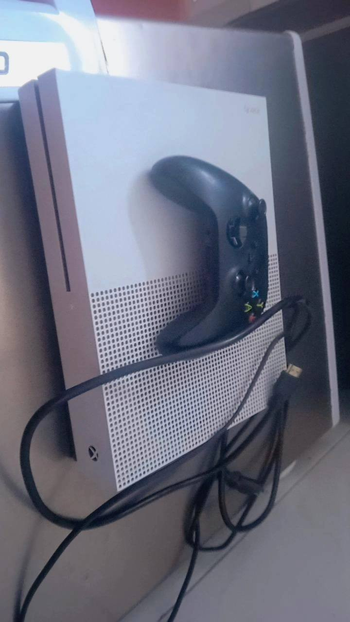 سلام عليكم جهاز إكس بوكس ون اس للبيع او امرواس ابلي فور امهكر  ذاكره تيره كامله جهاز جديد جهاز مامستخدم مع قرص فيفا وملحقات كامله يده اصليه ام 3 أزرار جهاز صيانه ما داخل العاب داخله العاب نصهن مجانية السعر راسلني خاص وتدلل مكاني بغداد طالبيه الاستفسار ***********
