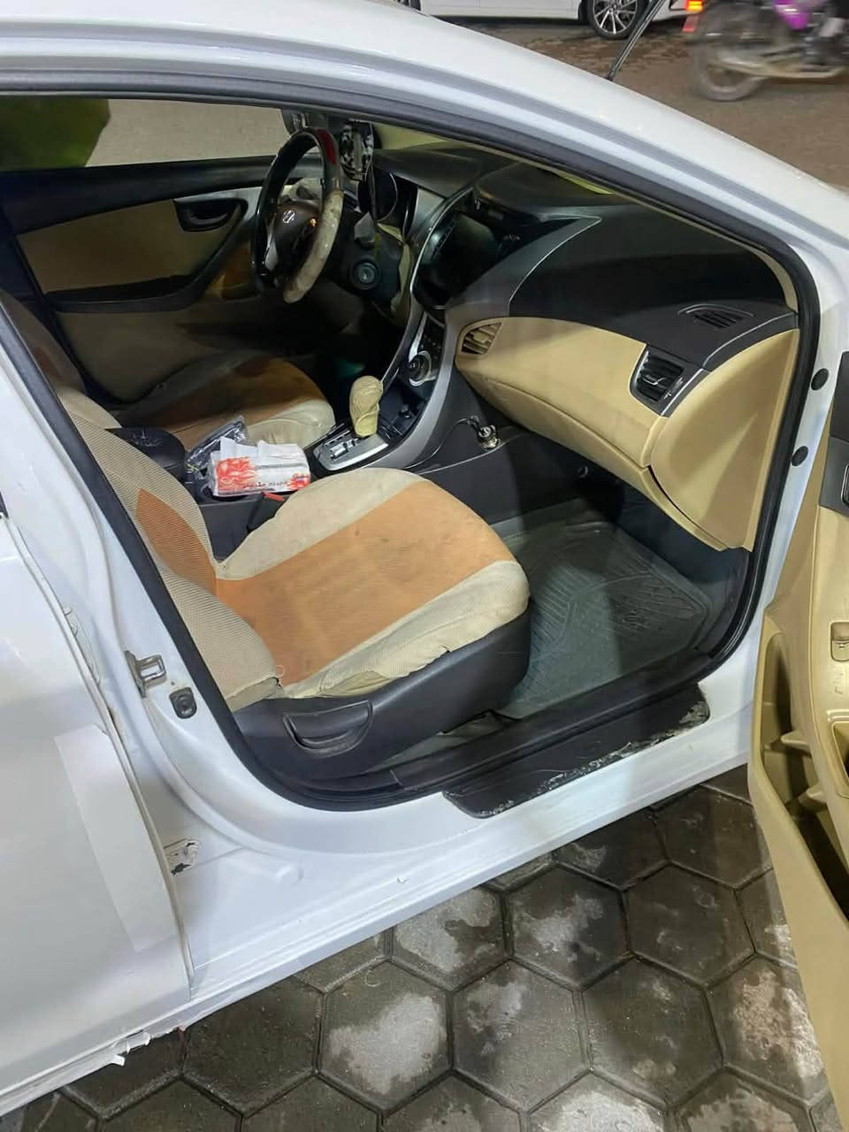 السلام عليكم النترا موديل ٢٠١٢ بيها باب وبنيد ودور السونار موضح كلشي رقم قديم راعيها الكردي يحول ويسوي وكاله كير محرك تخم تاير حداديه تبريد خير من الله السياره حلوه ونضيفه السعر ٨٦ بيها مجال بسيط ***********

