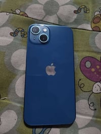 آيفون ١٣ عادي لون ازرق وتربروف نضافة٩٠٪؜ بطارية ٩٠ لا معلايه ولا ملعوب...