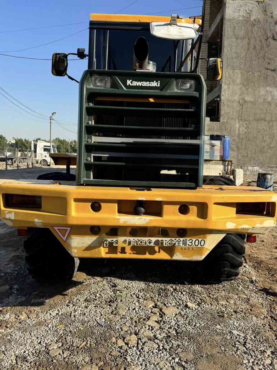 شفل كاوسكي دخول جديد موديل 2012
***********

بلادي ما معلة 

مكفولة كفالة عامة من الصبغ 

راس باتري ما مفتوح كلة علة وضع الشركة 

تخم تاير بلادي ياباني 

كير ميكانيك وليس كهربائي 

ساعات العمل 2000ساعة.
العنوان بغداد
