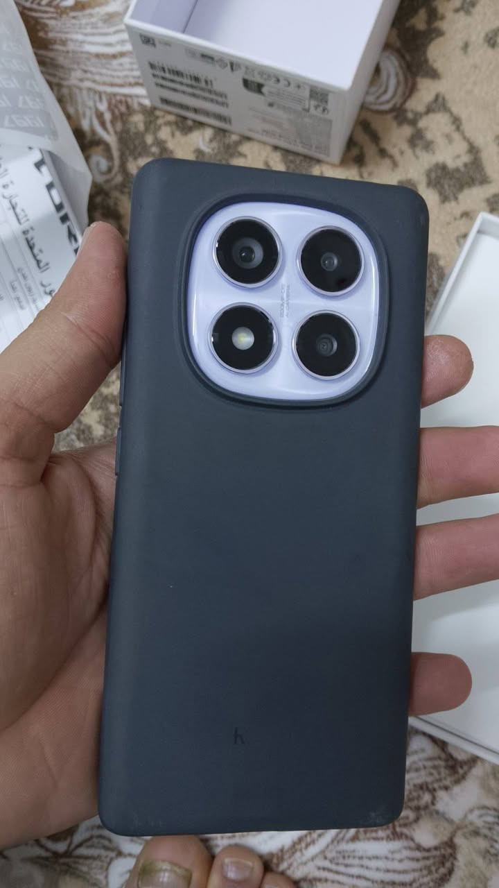 سلام عليكم شاومي نوت 14برو استعمال يومين فقط بس الشاشه مالته طافيه مع ملحقاته الاصليه
رايده ب250 الف 
للأستفسار ***********
