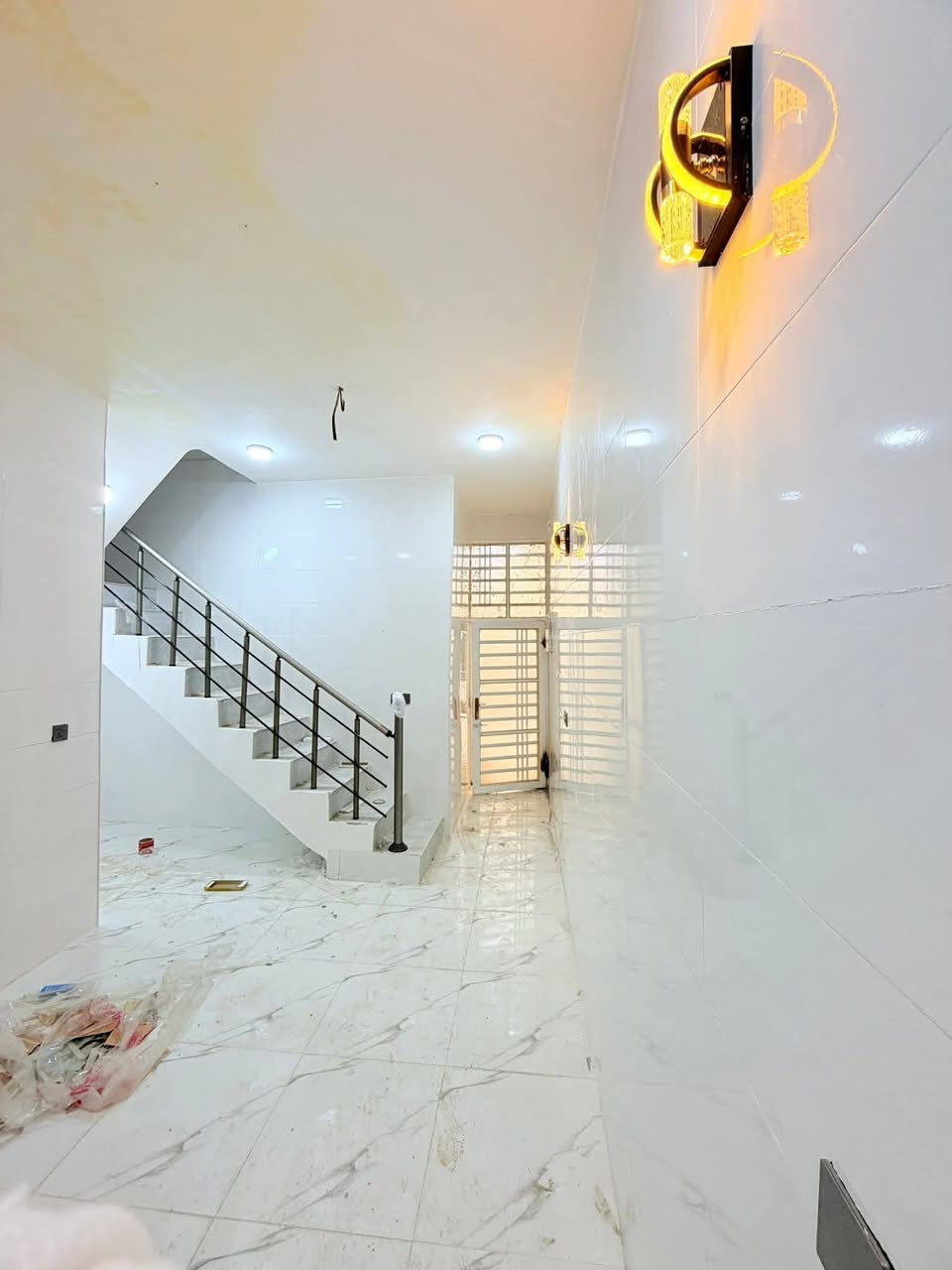 المساحه 80 متر  
💰 السعر: 28 مليون (قابل للتفاوض)
🏗️ البناء: طابوق  جمهوري
🏠 الأساس والسقف: صب كونكريت مركزي 

مواصفات البيت:
✅ غرفة نوم 1 🛏️
✅ أستقبال 
✅ صالة 🛋️
✅ مطبخ 🍽️
✅ صحيات 🚿

الخدمات المتوفرة:
🔹 ماء 💧
🔹 كهرباء ⚡
🔹 شوارع مبلطة 14 متر  🚗
🔹 مدارس قريبة 🏫
🔹أنترنيت ضوئي 
🔹 خط مولده 
📍 الموقع: النجف – حي ميسان، شارع الزوار 
خلف سكلة الكرعاوي
📜 طابو زراعي (إقرار محكمة)

📞 للتواصل: ***********

(ملاحضة ) متوفر لدينا كافة المساحات والدور  ألسكنية وعرصات 
وأراضي زراعيه
