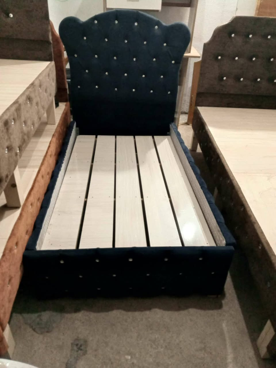 مرحبا أغراض للبيع للعنوان بعشيقة شارع النفوس القديم حي الجبل ***********
