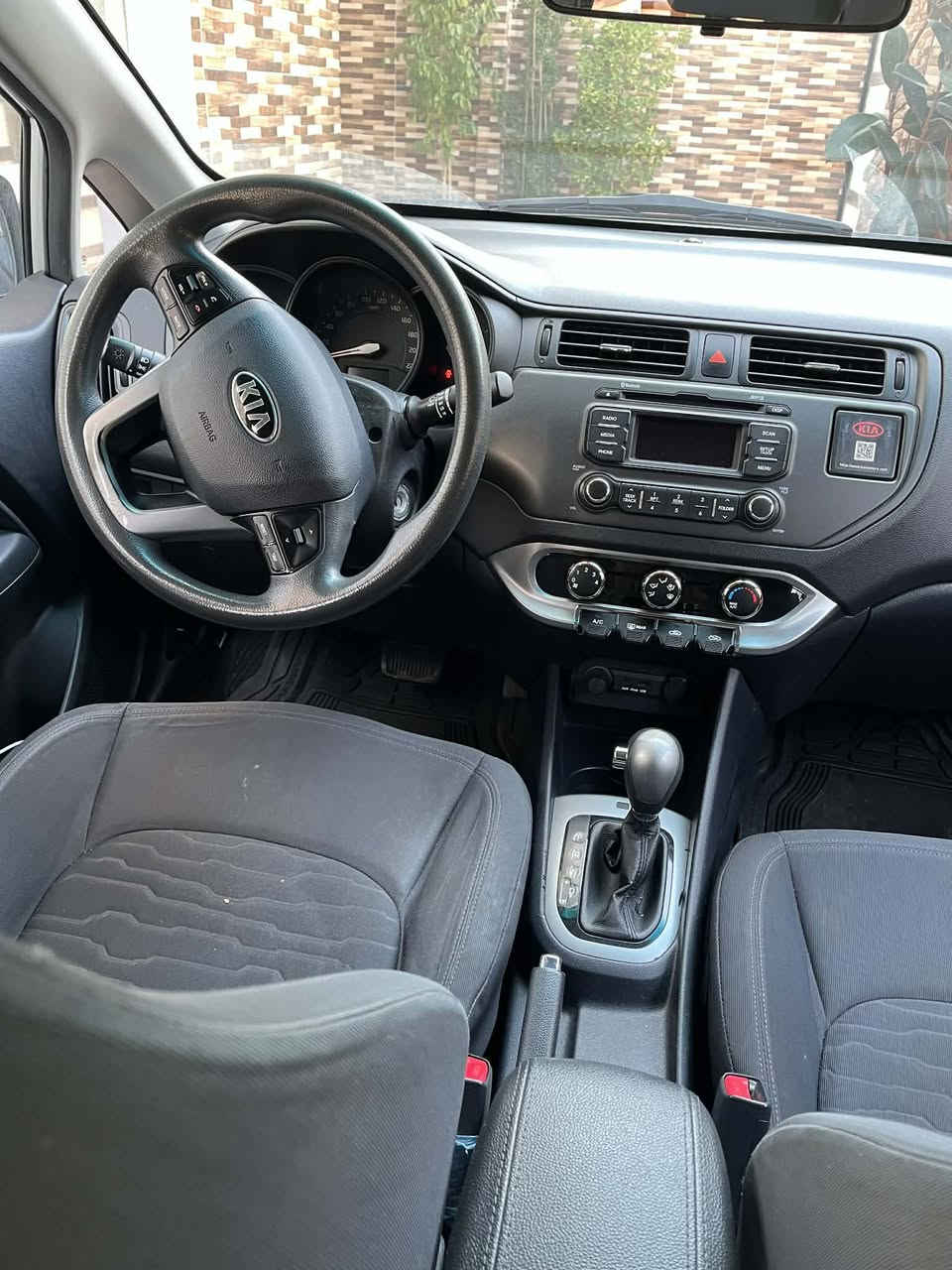 كيا ريو ٢٠١٣ 
يكه ده ست تا ئيستا  سيارةكه تائه م كاته ش فيبه مى نه كوراوه ته نها محسنى تيكراوه زؤر خاوين بي كيشه يه  به ناوى خومانه  هه مو شتيكى به شه رته 
يه ك جاملى صبغ هه نده ك ده ركاى بشت سايق بارده بي كال بونه وه 
كير مكينه به شه رتن هه نده ك لأي سكن ژۆری كرتيه ارباكي نه ته قيون جونكه له لای سکن لێی دراوە دەعمی خفیفە
دبل بانكه يه  کێشەی حماوەی ئەبەد نیە 
سیارەکە بە واضعي هه موم باس كرديه سیارەکەش ئی مالی خۆمانە ***********wats app أربيل, العراق
