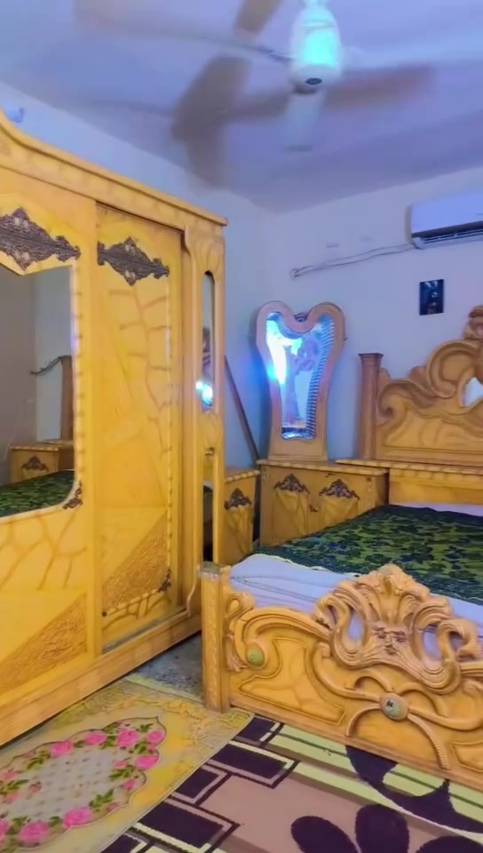 للبيع غرفه نجاره صاج كامله هيه وملحقاتها بسعر مناسب _مليون _ وبيها مجال حك جيه في سوك الشيوخ رقم الهاتف للستفسار _***********//

