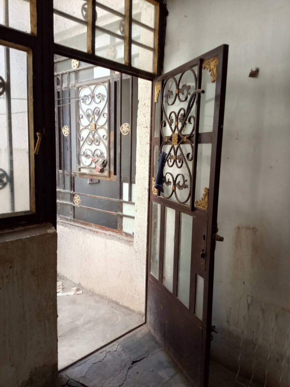 بيت ١٠٠ متر
بناء سنة 2022
كامل مي كهرباء حتة ماطور وتانكي وسخان بي
الرشاد شارع التانكي بفرع افران الزهراء 
الاتصال عالرقم ***********
