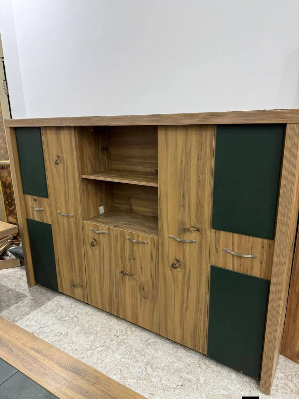 ميز مكتبي مع ملحق بوفيه انتيكات
الزيتوني ميز لمكتب دوار للبلازمه و ملحقه 600 سعره 
وميز لمكتب الابيض و ملحقه 550 
وكراسي الدوار 75 وكرسي ثابت 40
***********
