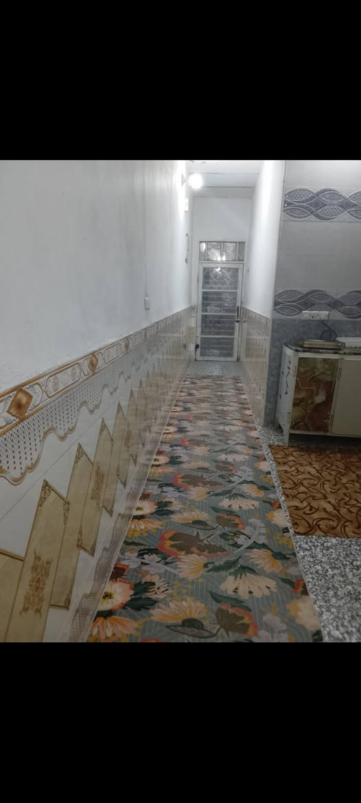 السلام عليكم 
بيت مساحه 100متر طابو زراعي  وبي بيتونه بناء جديد صار سنتين من بنيته العنوان حي الحسين الجديد قرب البستان الاستفسارات والتواصل ***********
