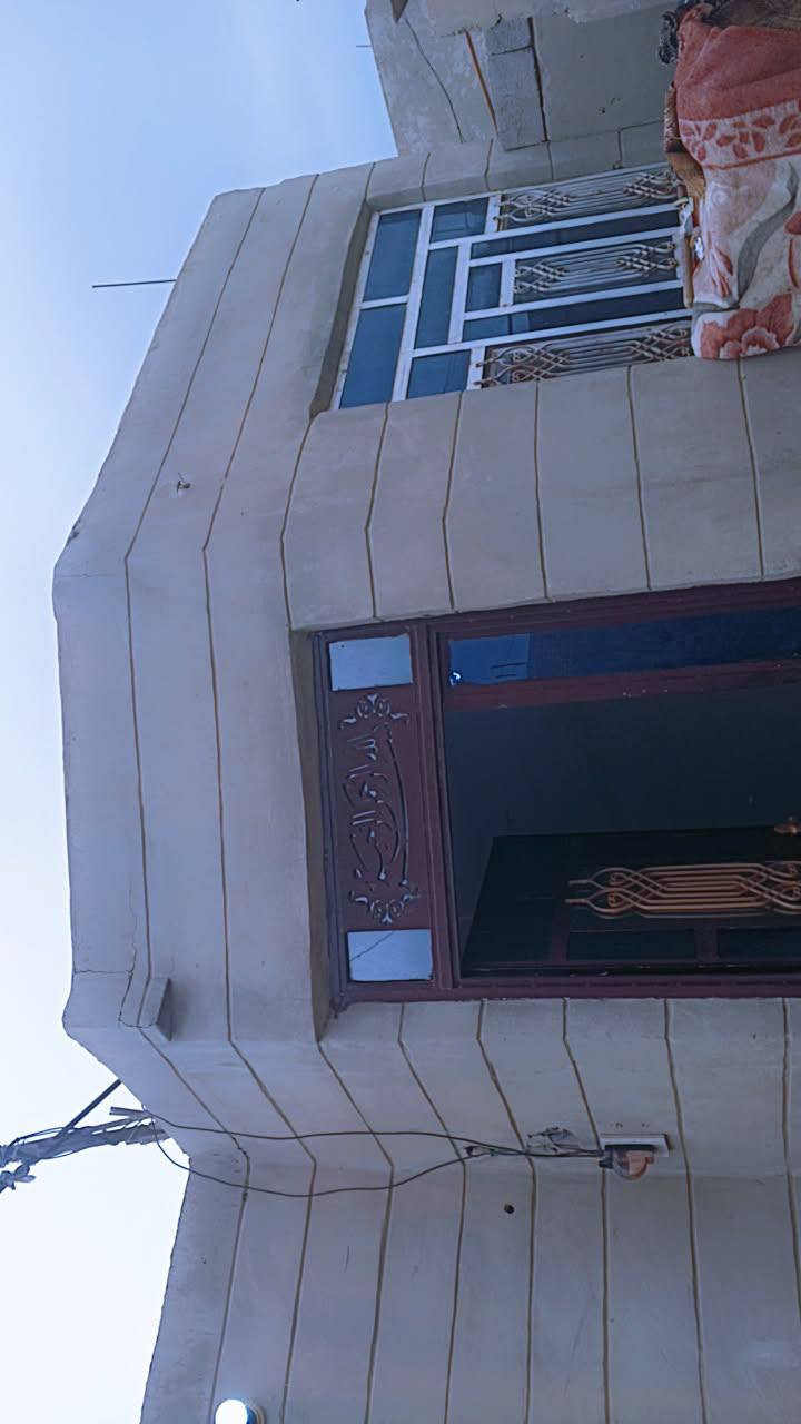 بيت للبيع يحتوي ع عرفه وصاله ومطبخ واستقبال بيت كامل للاستفسار *********** حي الكرار قريب ع مول ابو نور
