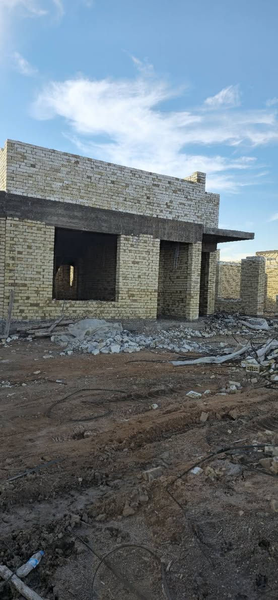 #هيكل_للبيع_في_مجمع_الشامية_السكني 🏣 بسعر مناسب . 
هيكل مساحة ٢٠٠ متر في مجمع الشامية السكني يتكون من : 
١. غرفة نوم عدد ٢ 
٢. صالة 
٣. استقبال 
٤. مطبخ 
٥. منور عدد ٢ 
٦. مجموعة صحية داخلية 
٧. حديقة + كراج 

🔻 يقع الهيكل في سنتر المجمع مقابل الجامع 🕌 والمجمع التجاري 🏯 وكما مبين في الصور ... 

♟️ تم تنظيم معاملة قرض مبادرة على الهيكل ويتم اضافة اسم المشتري مباشرتآ في المعاملة ...🗂

✅️ سعر الهيكل مقارنة بسعر الوحدات السكنية الكاملة المجاورة مناسبآ جدآ . 
🟥 لمعرفة باقي التفاصيل والسعر المراسلة واتساب على الرقم  ***********
