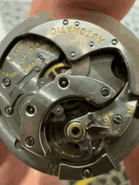 السلام عليكم ساعة جكر ليكووتير١٩٤٠ الى ١٩٥٠
قطر الساعة٣٤.٥ 
تغليف ذهب ٨٠ مايكرو يعني هذب سميك جدا
 ماكنة جاكوج ماكنة مختلفة جدا
توجد اثار بل مينا بسبب القدم 
تحتوي على مقياس شحن بور رسيف
وقت مضبوط بثانية 
تواصل على ***********
