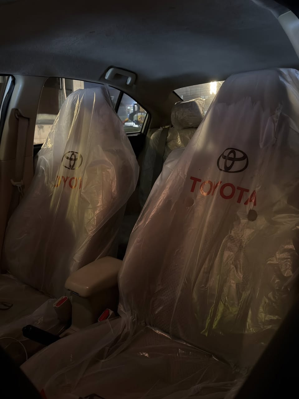 سلام عليكم .تيوتا يارس 2016 خليجي وكالة (الساس) السيارة نظيفة جدا  شاشة كبيرة وكامرة حساسات خلفيه .لايت زينون عالي ناصي ماشية167الف كيلو متر السيارة كفالة عامة من الشواصي والغدوالايرباك . بيها قطعة وحدة صبغ جاملغ خلفي عكس السائق فقط وبيها مكان واحد بارد بسيط 
*********** متواجد على الواتس اب
