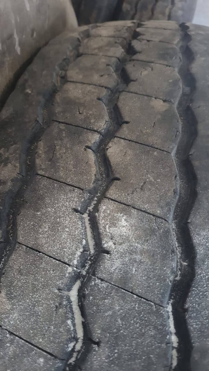 للبيع

✅ تايرات مقاس 24

✅ العدد 8 مع ويالاتهن

✅ الماركة برجستون ياباني أصلي

✅ مع برماخ هواء

✅ أفلنجة عدد 4

✅ أطواق عدد 4

الحالة جيدة جداً،

السعر مناسب وقابل للتفاوض.

📞 للجادين فقط

التواصل ***********/***********
