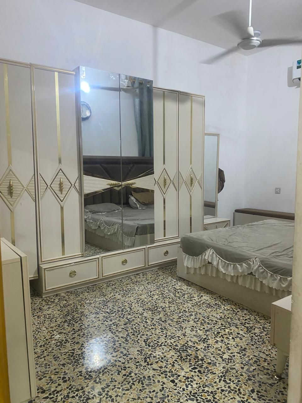 السلام عليكم 
دار للبيع طابو زراعي سند 25
مساحته 125 مربع 
بناء درجه اولى صب كونكريت يحتوي على غرفتين وصاله ومطبخ واستقبال وحمام خارجي او داخلي 
اضافه الى مخزن فوك مكانه مميز قريب على الشارع والمدارس شارعه تبليط 
مكانه حي ميسان شارع النخيل مقابيل هيئه الزهراء 
يبعد عن الشارع العام 7 ابيوت  قريب على شارع الكيات
يرهم مراوس أبيت طابو صرف 
مع الفرق
للاستفسار خاص 
***********
الرقم بي واتساب
