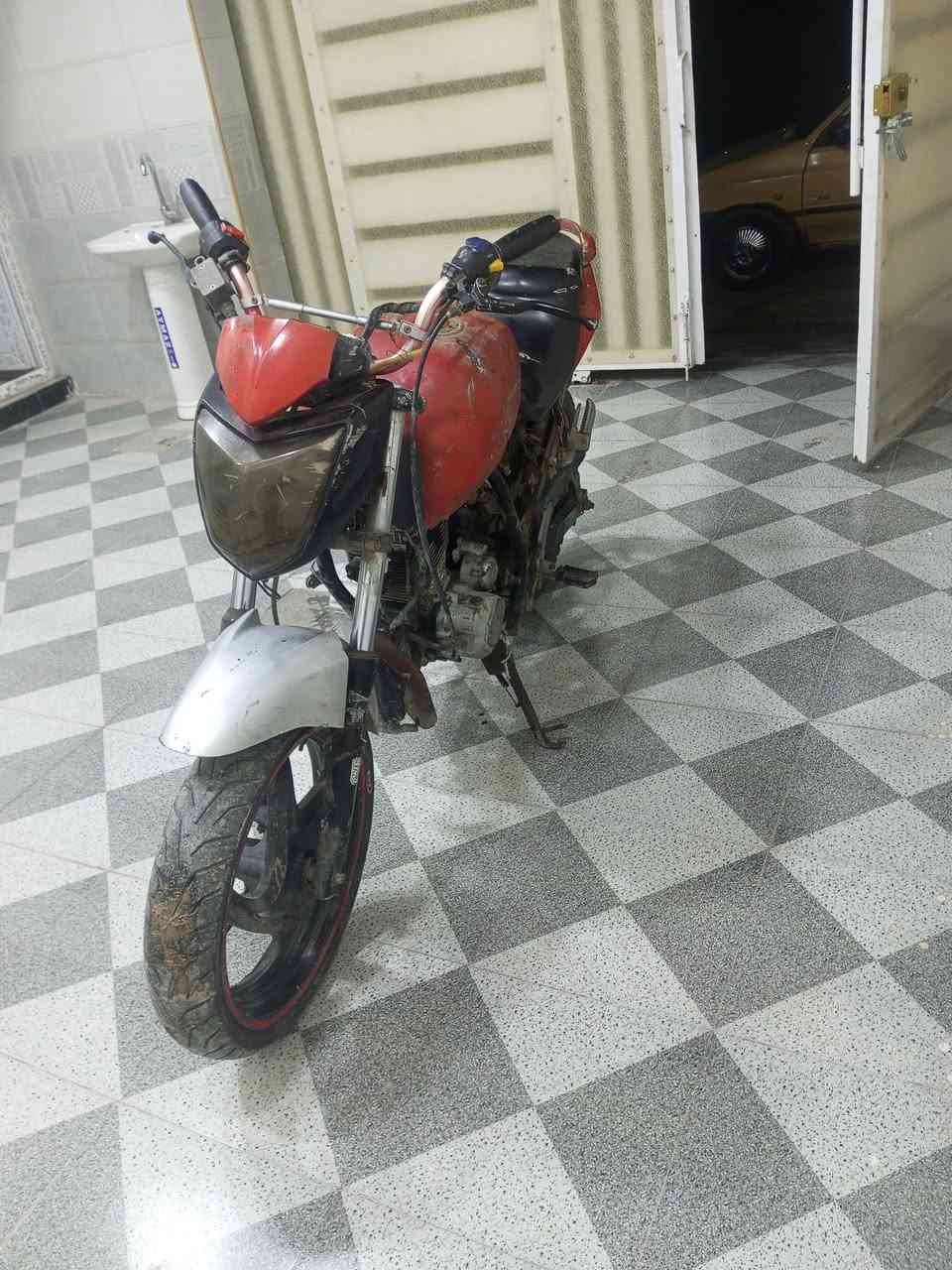 سلام عليكم دراجه شكل بطح تخم تاير كهربائيات كله شغاله نقص جوزه محرك 200 خير من الله ناعمه صالنصه رياضي سعره 125 وبيه مجال قليل مكاني ديالى تقاطع القدس ***********
