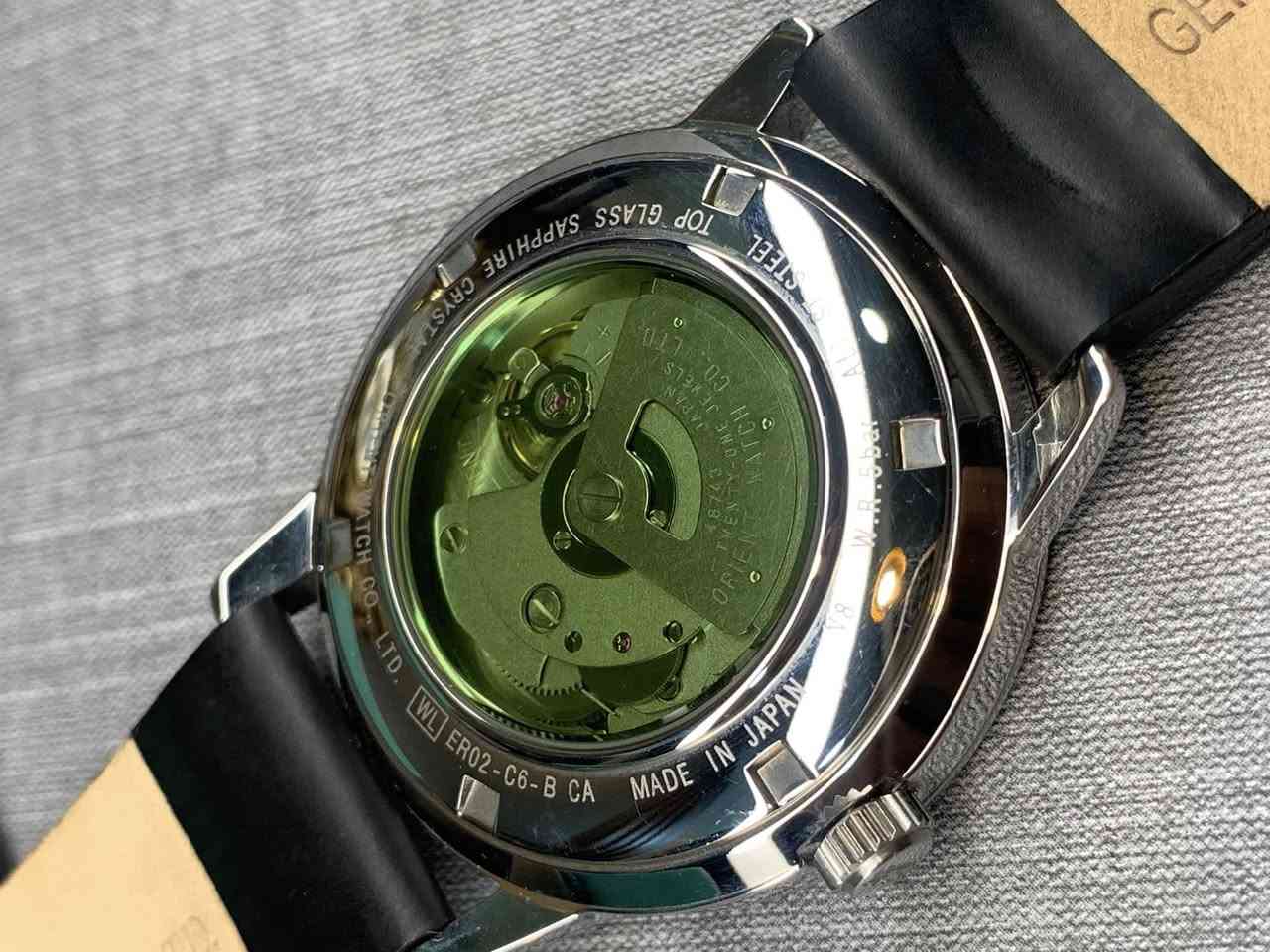 من أول الأشياء التي ستلاحظها في ساعة "ديسك" هو غياب عقرب الساعات. أو ربما، وبشكل أدق، ستلاحظ وجود مثلث ملون زاهٍ في مركز الميناء، لا يشبه أي جزء آخر من الساعة. هذا، بالطبع، هو العنصر الذي استوحي منه اسم ساعة "ديسك". فبدلاً من عقرب الساعات التقليدي، تحتوي ساعة "ديسك" على قرص أسود كبير في مركزها، يتميز بفتحة مثلثة الشكل. أسفل هذه الفتحة، يوجد سطح مطلي، مما ينتج عنه مؤشر ساعات ساطع يظهر على مستوى منفصل عن عقربي الدقائق والثواني. بالإضافة إلى ذلك، يتغير لون مؤشر الساعات مع دورانه.

اورينت 🇯🇵 اصلي وقطعه مميزه اوتو عقرب ساعه مختلف تماماً السعر 200$


**إذا كنت صاحب هذا الإعلان وتريد حذفه لأي سبب، رجاءا أرسل رسالة إلى الدعم الفني**