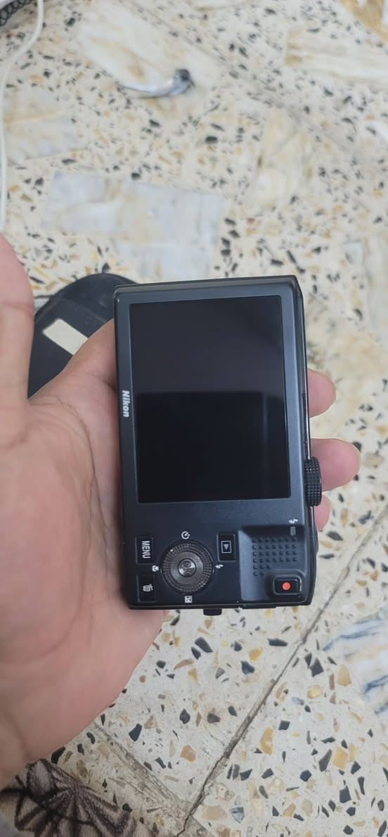 كاميرة nikon نظيفة جدا
