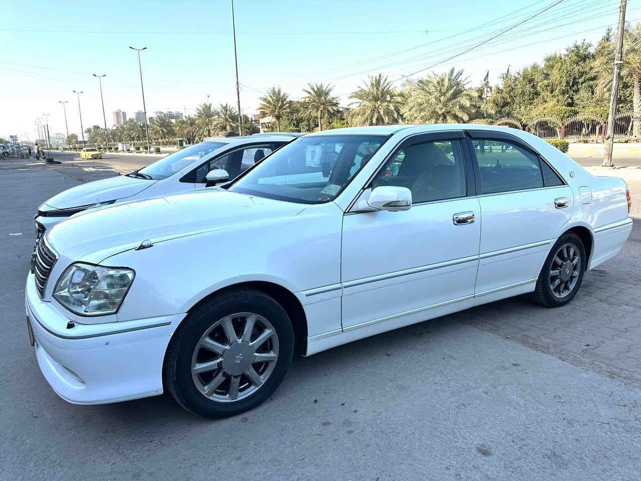 السلام عليكم كراون ملكه 2003اربع دكم اصل كرستال 
تبريد قطعتين +برده خلفيه+ثلاجه كشنات جلد 
شاشتين كامره تحكم ستيرن جهتين ستيرن كهرباء ويل كب نجمه 
فتحه رقم الشاصي 75 دي فور الكبير رقم كركوك
السياره حاجز اله للفحص الجديد والحجز موجود 3/23موعد الفحص 
مكان السياره بغداد 
السعر 105وبيه مجال 
الرقم 
***********
الشراي ينتصل
