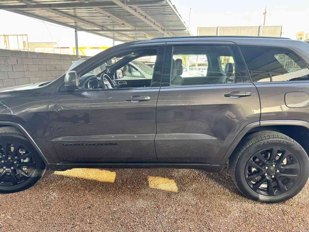 السلام عليكم ورحمة الله للبيع جيب وارد أمريكي موديل ٢٠٢١ ضررها جاملغ وبنيد فقط بدون شاصي تخم تاير ماشيه ٧٥ الف مواصفات جلد كشنات كهرباء جنطه كهرباء كل السياره على وضع الشركه كير ومحرك كله شركه محرك ٦ سلندر ٣٦٠٠ بلادي رادار امامي رقم بغداد الجديد تحويل مباشر سعرها ٢٣٥ وبيها مجال للشراي *********** مكان السياره بالرمادي
