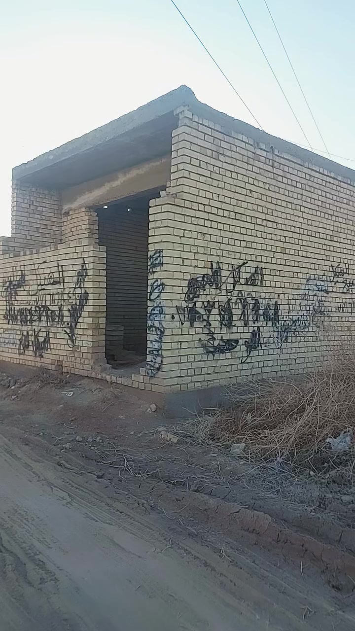 ياالله _ للبيع هيكل في منطقة السريدات 5×10 مساحتها 50 متر  رفت يطل على السدة وشارع الجزيره ويقع في بداية المربع الثالث يحتوي على جميع الخدمات ماء مجاري كهرباء انترنت باب البيت والمنطقة عن قريب يوصلها التبليط منطقة كاملة من ناحية السكن والمحلات يرهم مراوس مع منزل كامل  او للبيع السعر 24 واي استفسار هاذه رقمي وبيه واتساب ايضا ***********
