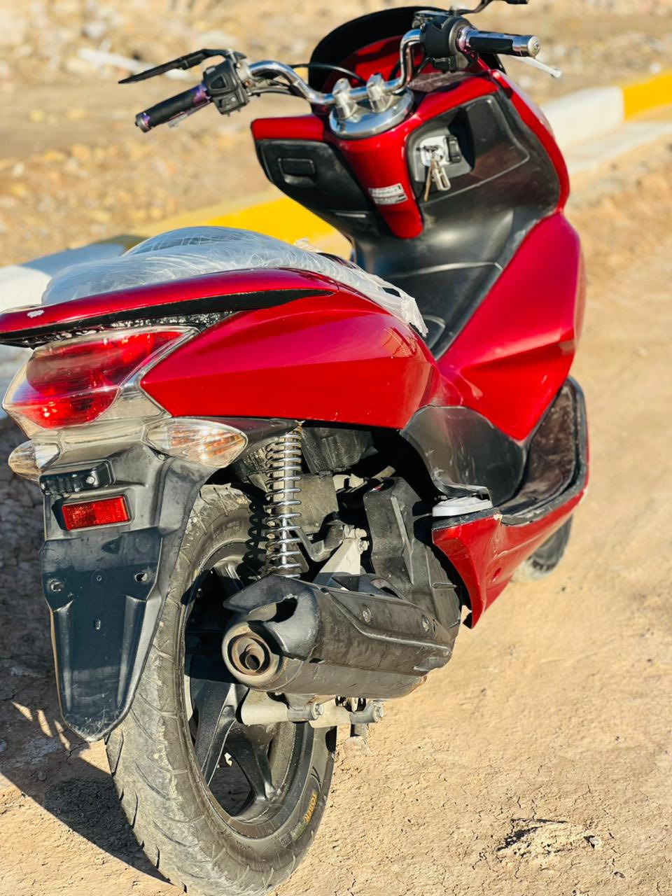 السلام عليكم للبيع دراجه pcxجيل الاول  دراجة جديده معنه الكلمه مال رمبه ماخذها رمبه الدراجه وأعلى ايدي حجم مكينه 150ياباني الاصلي دراجه جديده مال جناي وعلئ ايدي لون  ماروني  
ياباني دراجه كامله أستان كهربائي  حساس ازدحام  Aدراجه جديده الدراجه مكينه لوك شلعه معدل خير من اللّٰه دراجه تكول جديده بمعنئ الكلمه واحلا من الصور مال جناي المكان بغداد دراجة مكفوله اي نقص مابيه 
وبيها مجال بسيط  مكان بغداد 
اي استفسار ***********
