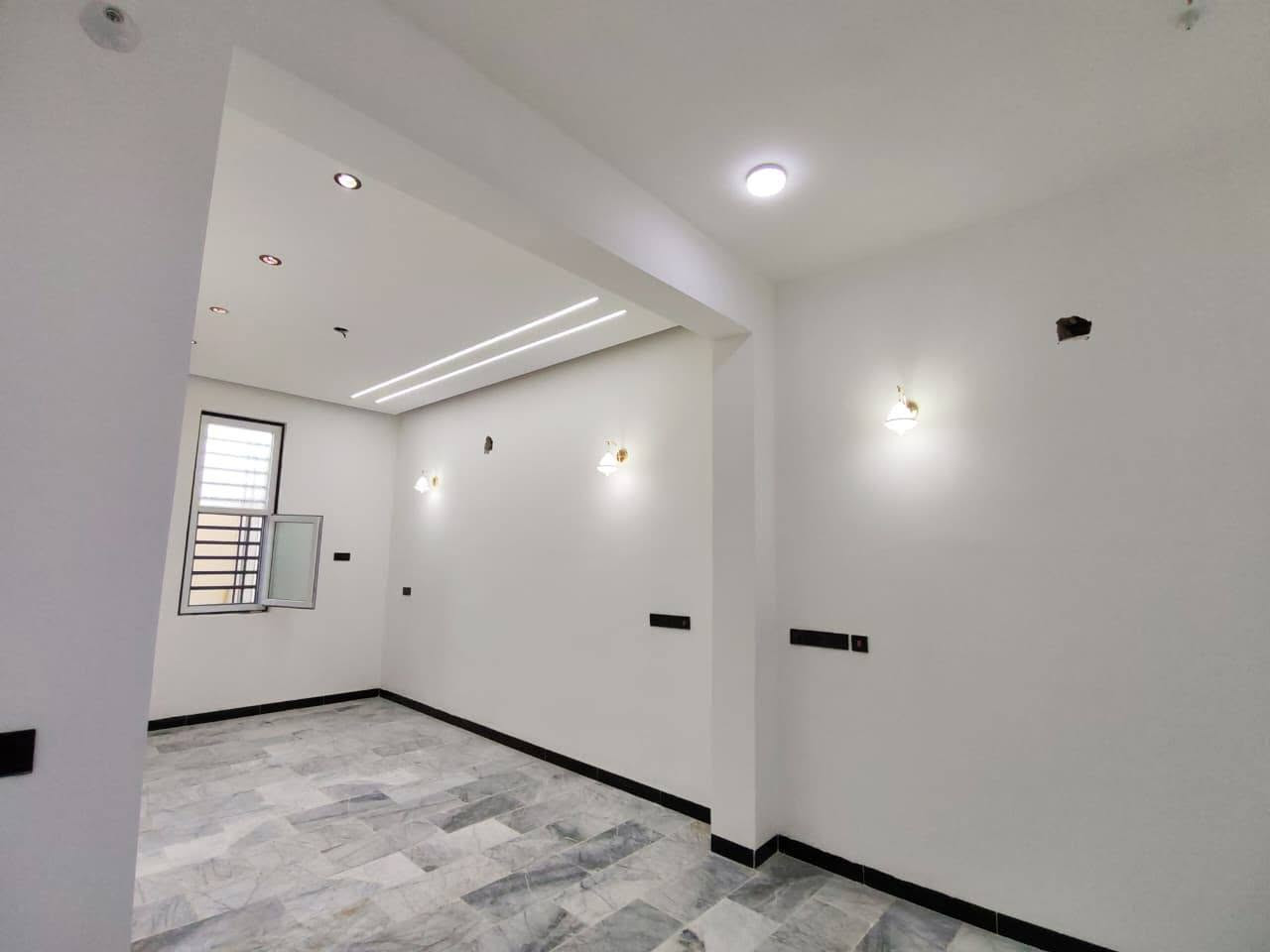 دار للبيع حي الاطارات 
100م 20x5 على حديقه 
طابقين 3غرف نوم جاهز للسكن 
للاستفسار ***********
