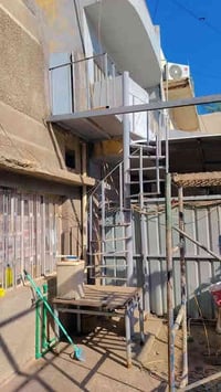 درج دوار ارتفاع ٣ متر كامل محجر وصحن عندي اثنين  سعر الدرج الواحد ١٠٠ ...