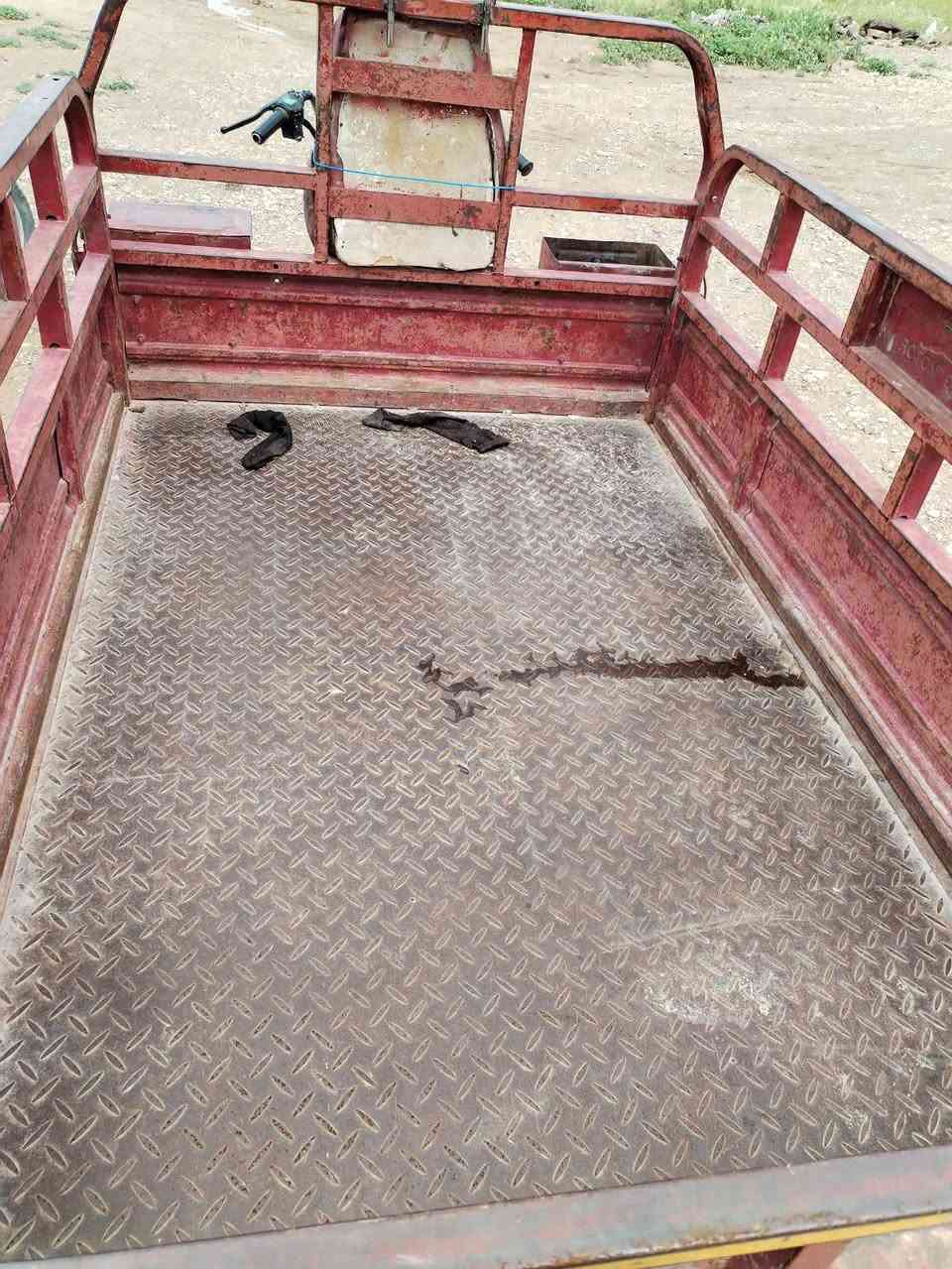 السلام عليكم 
ستوته حمره موديل 17 اوراق كامله ومحرك وگير بوكس جديد هذا رقمي للتواصل موجود ماسنجر واتساب *********** تعال خاص وتدلل إن شاء الله مكاني ديالى -حمرين
