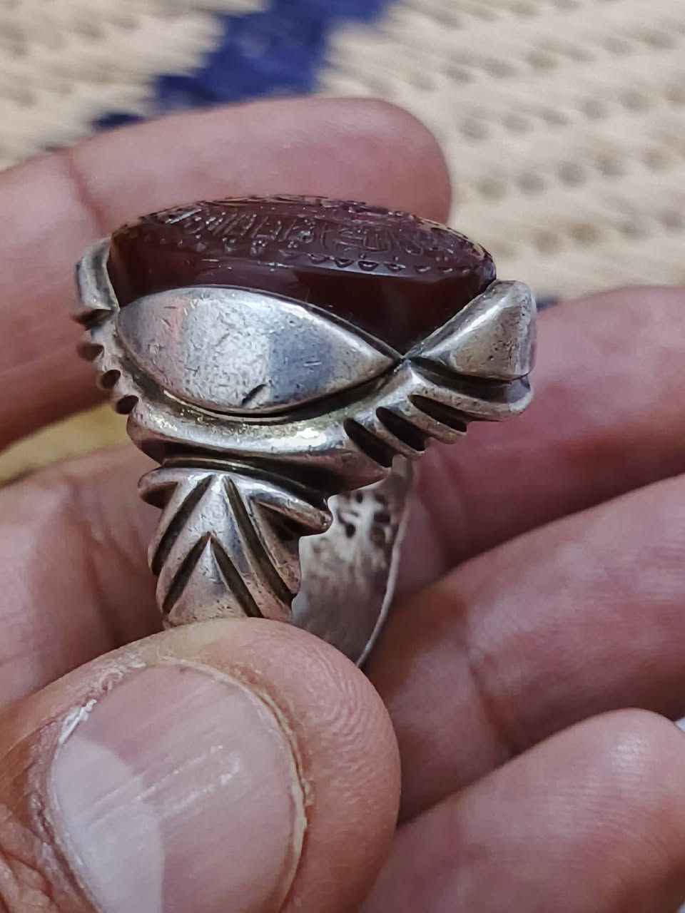 نوادر التحف الفاخره م̷ـــِْن العقيق اليماني الحر الكرزي🍒 مشروط الفحص 🫸 خط سيد حميد الموسوي موقع 🫸 صياغه البحرين ختم VIP صياغه جداً ثقيله وزن 40 غرام وقياس الخاتم 26-27 حجم الحجره 2 ونص سانتيم مكاني مدينة الصدر  *********** لٱ يوجد توصيل الرد اتصال او واتساب اوخاص فقط 🤝
