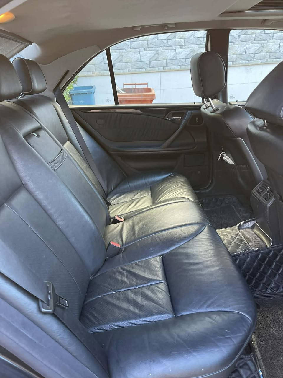 السلام عليكم
مارسيدس ام عيون
موديل 2000
مكينة 320 بلادي
فول مواصفات
صبغ عام جمالي
بدون ضربة
بدون خايس
غرفة بالكارتون بلادي 
گير مكينة بشرط 
رقم اربيل دولي
مكان سيارة اربيل
 سعر ١٣٧ بيها مجال
رقم صاحب سيارة ***********
