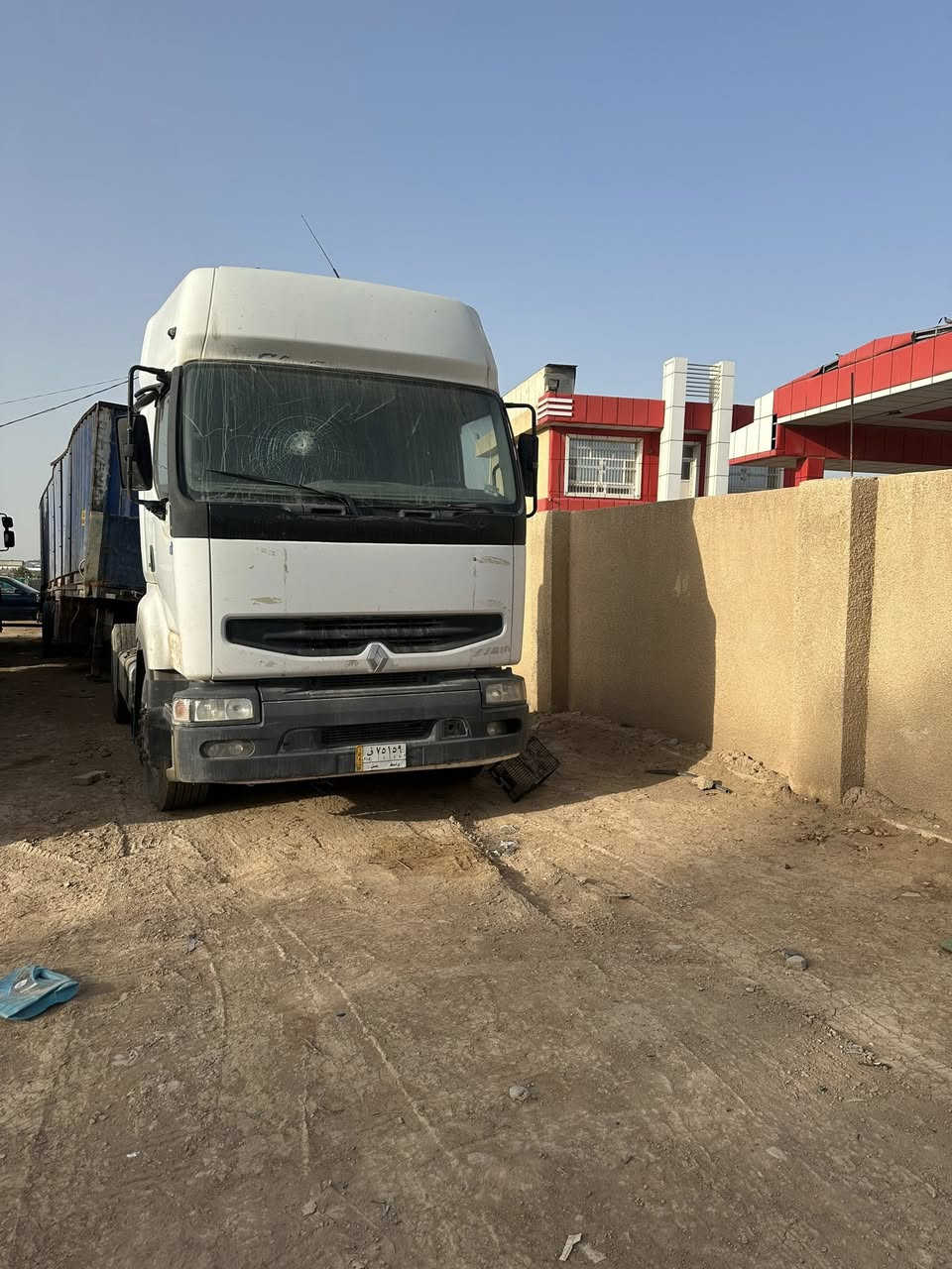 رينو للبيع راس تريله انجكتر بلادي كير مكينه اكسل شرط رقم واسط تحويل مكفوله من كلشي سعر 65 ورقه رقم الهاتف ***********
