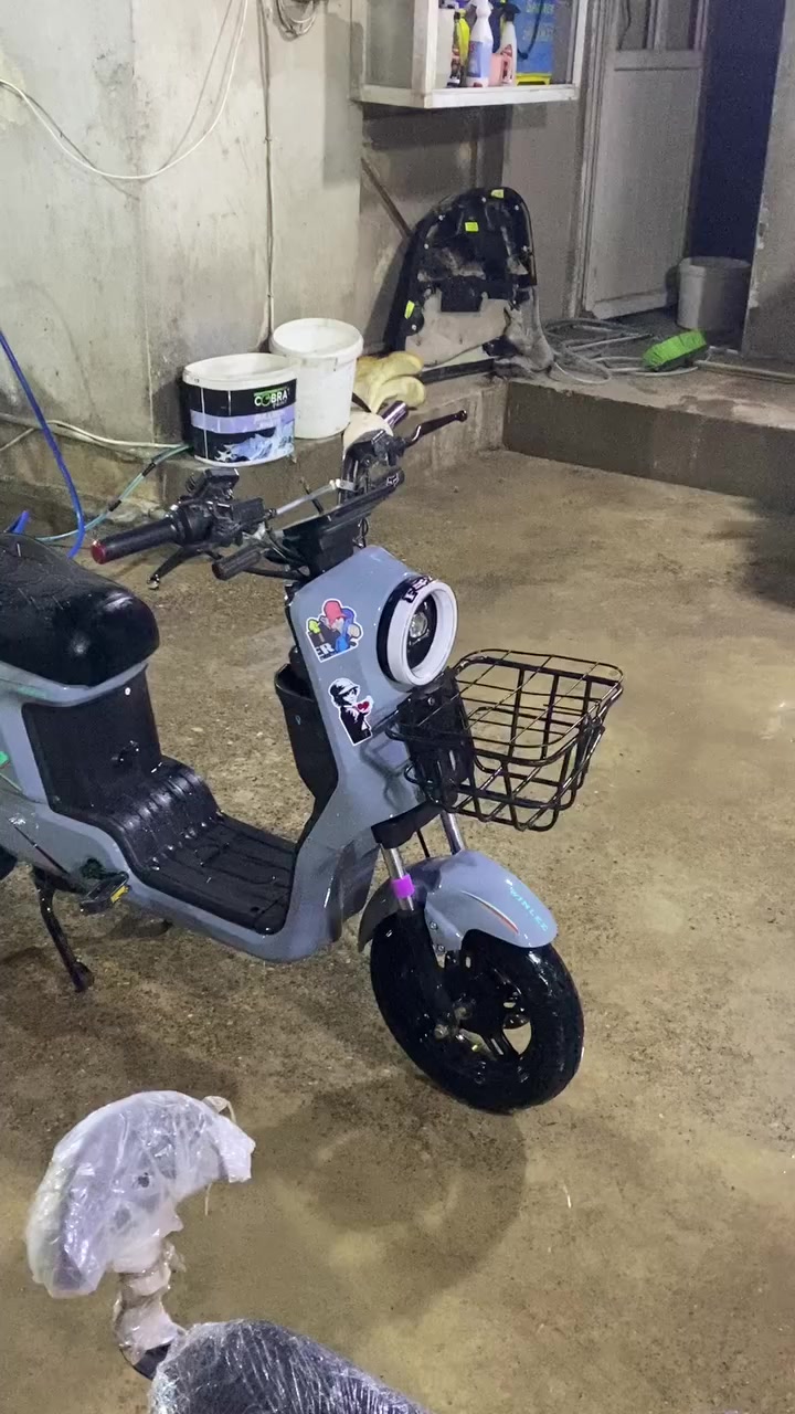 للبيعR9 بطاريات جديد كله جديد شاحنه كامل ماطور خير من الله للبيع فقط كفرات جديد صارشهر مستعمل ليت شغال كله شغال هورن 450بي مجال***********
